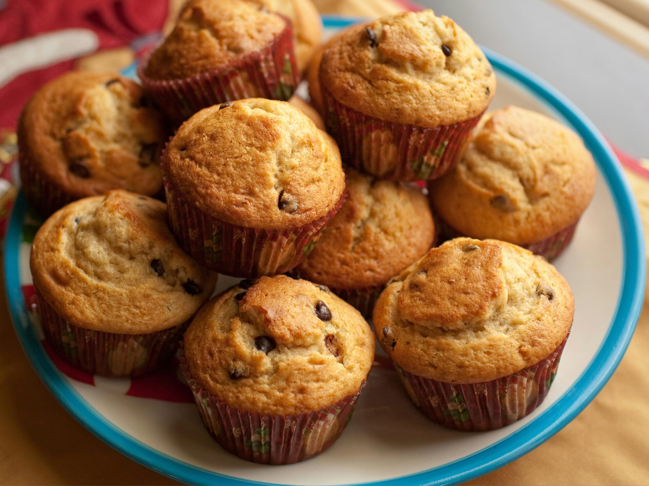 A plate of muffins